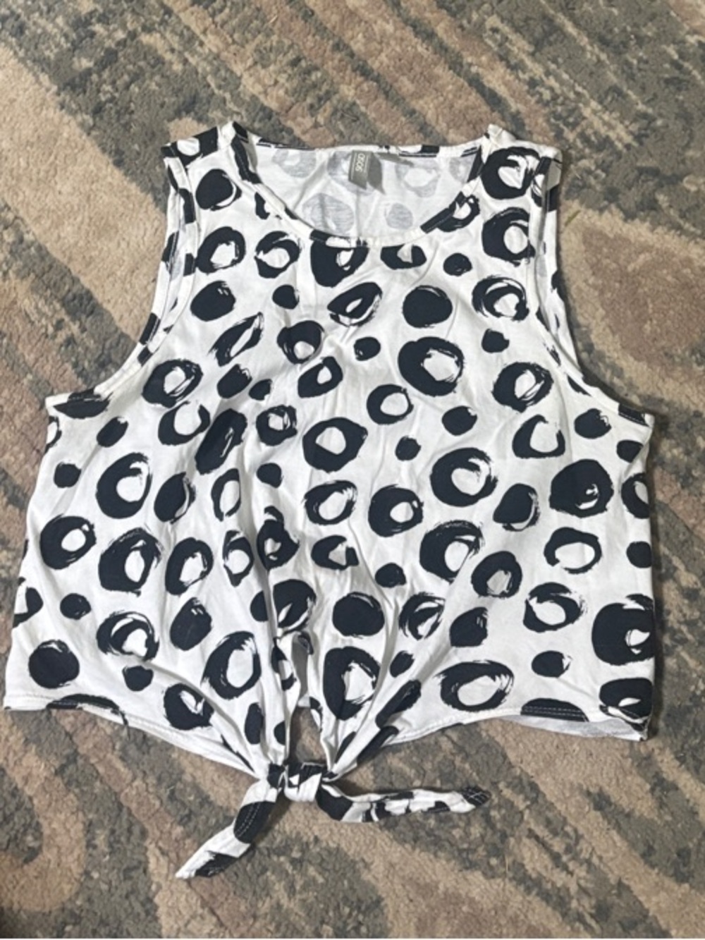 Black and White Circles Pattern Tie-Front Crop Tank